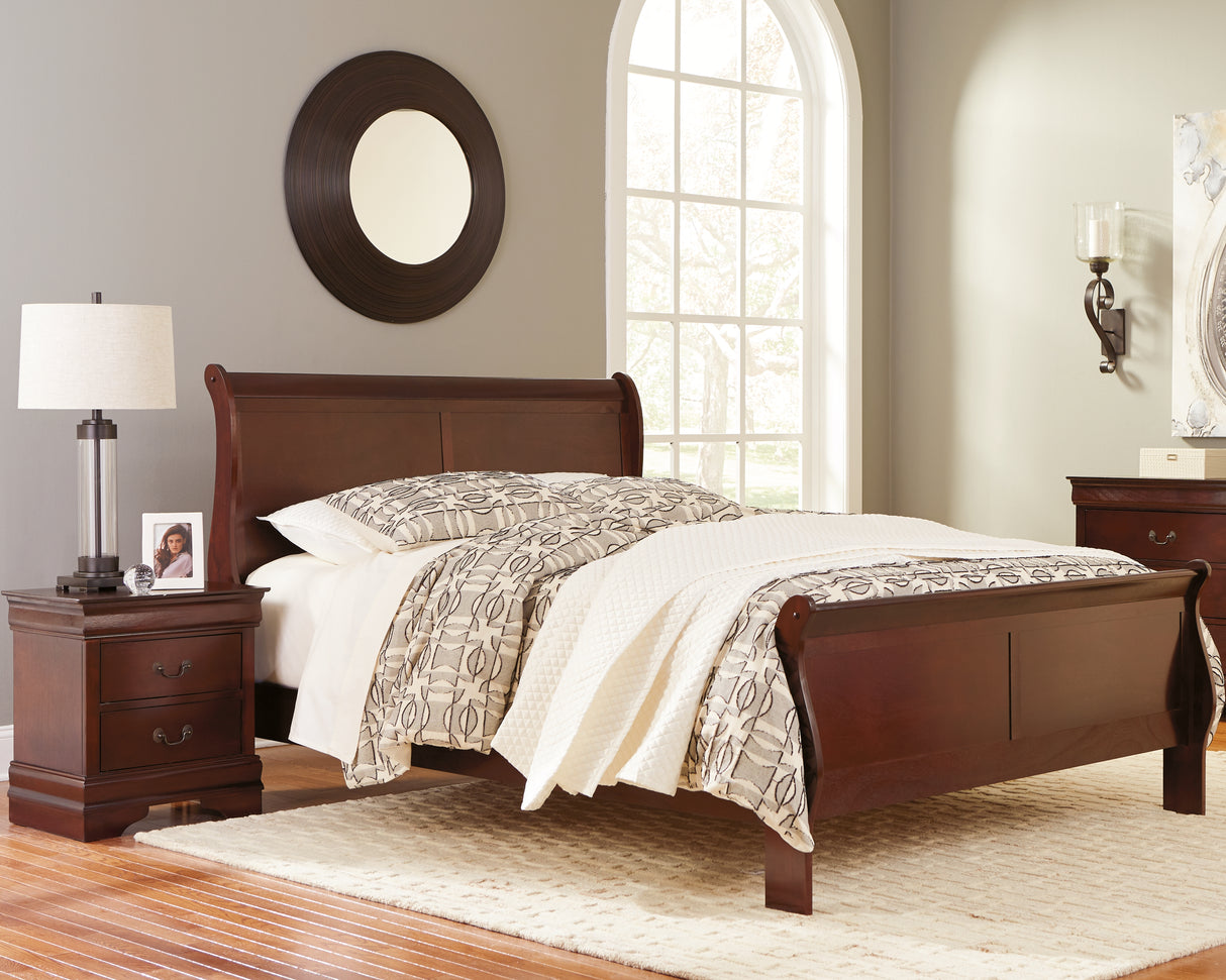 Alisdair Queen Sleigh Bed with 2 Nightstands in Reddish Brown - PKG000506