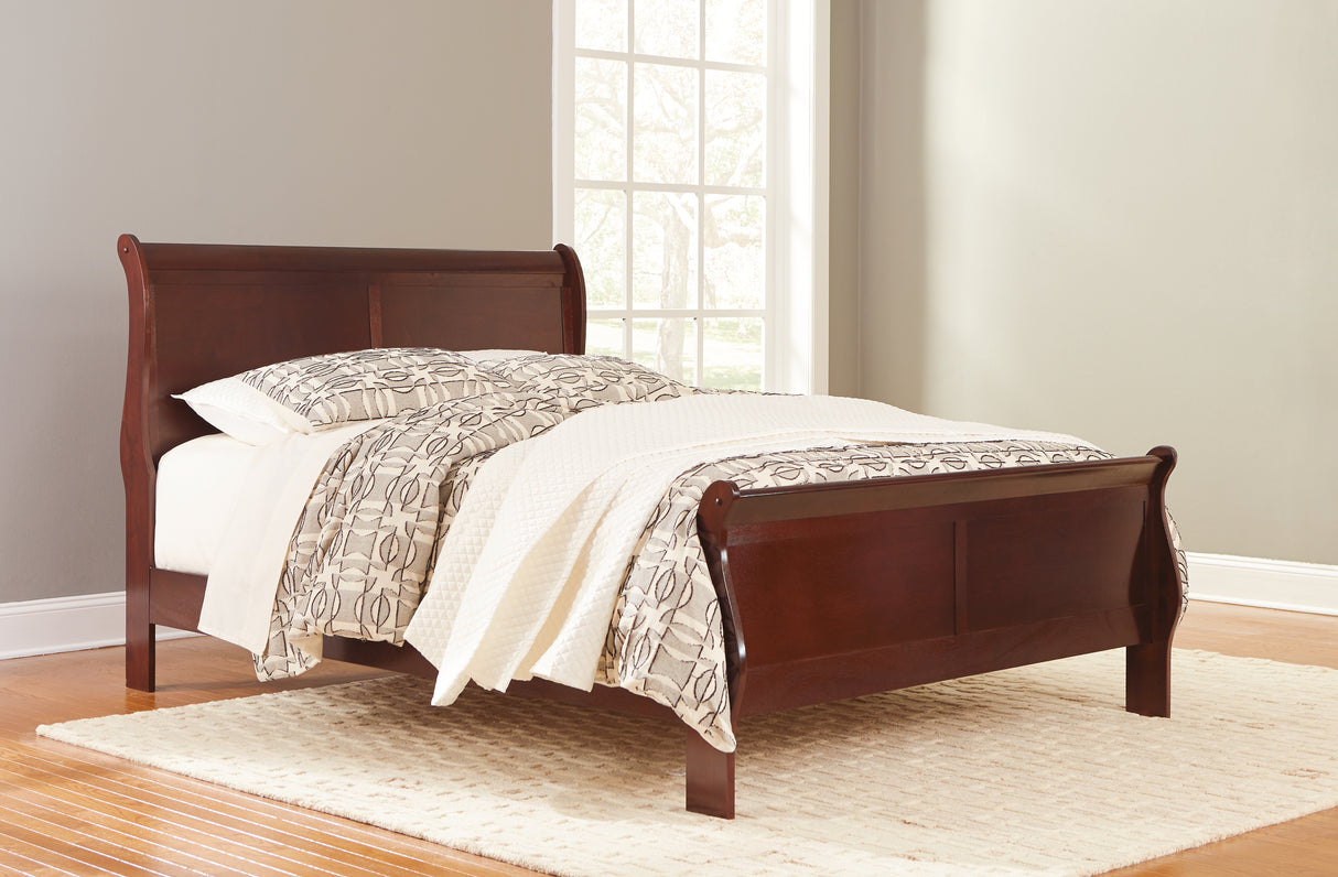 Alisdair Queen Sleigh Bed with 2 Nightstands in Reddish Brown - PKG000506