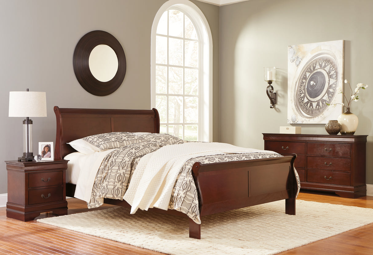 Alisdair Queen Sleigh Bed with 2 Nightstands in Reddish Brown - PKG000506