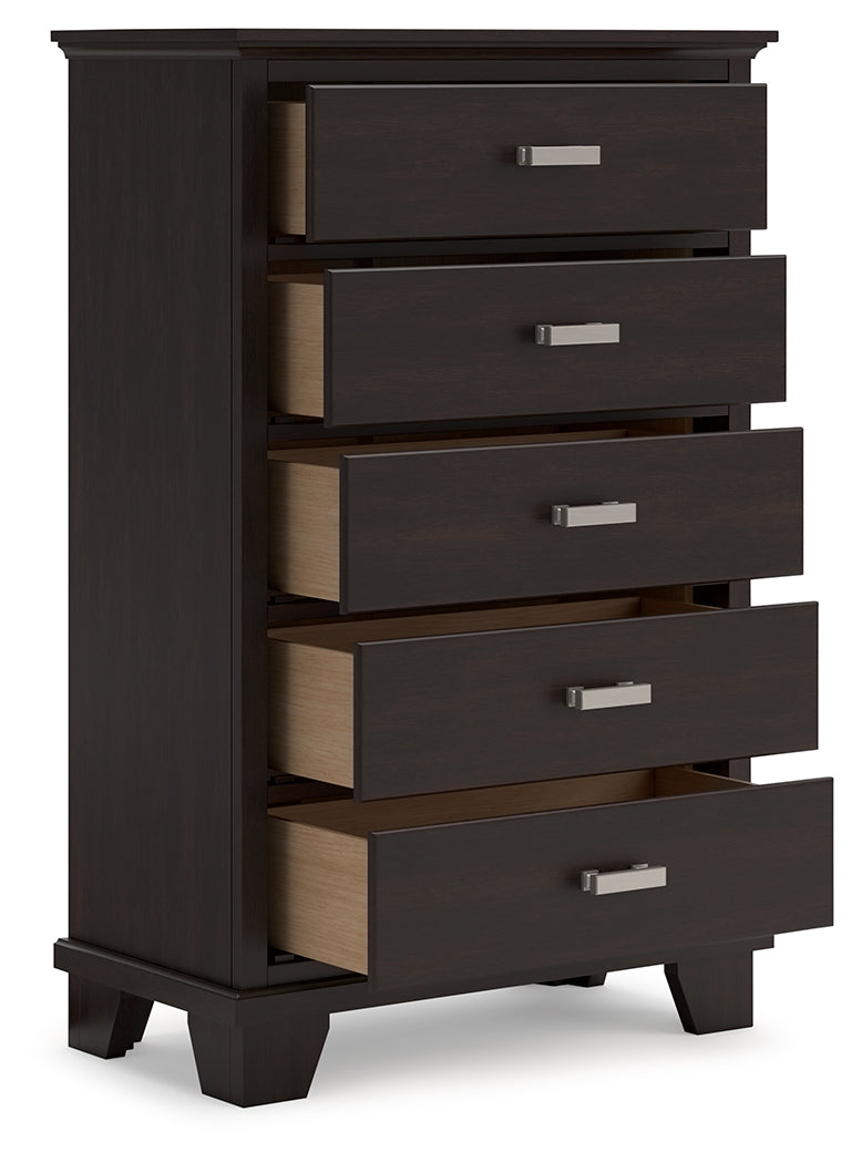 Covetown California King Panel Bed with Mirrored Dresser, Chest and 2 Nightstands in Dark Brown - PKG016822