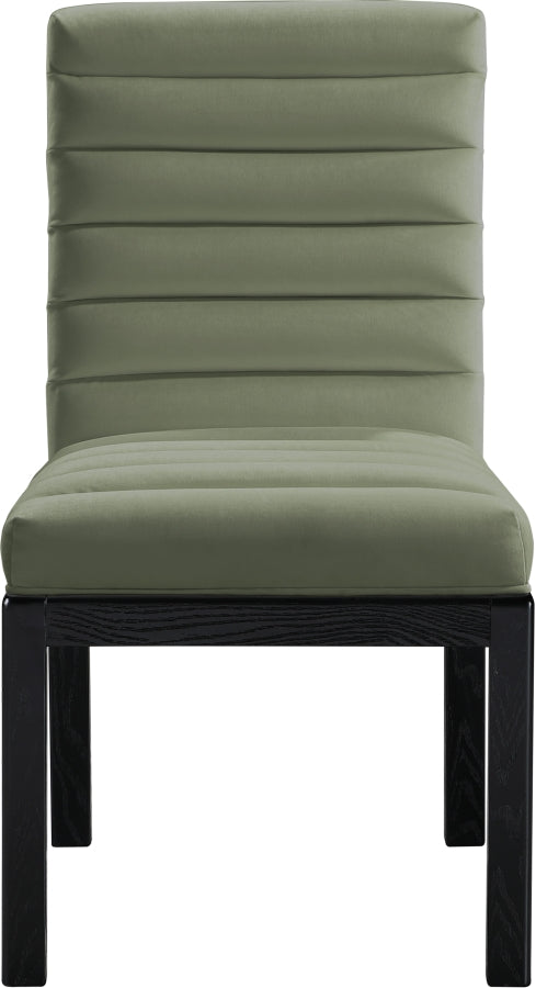 Evelyn Velvet Upholstered Accent Chair in Green from Meridian - Luna Furniture