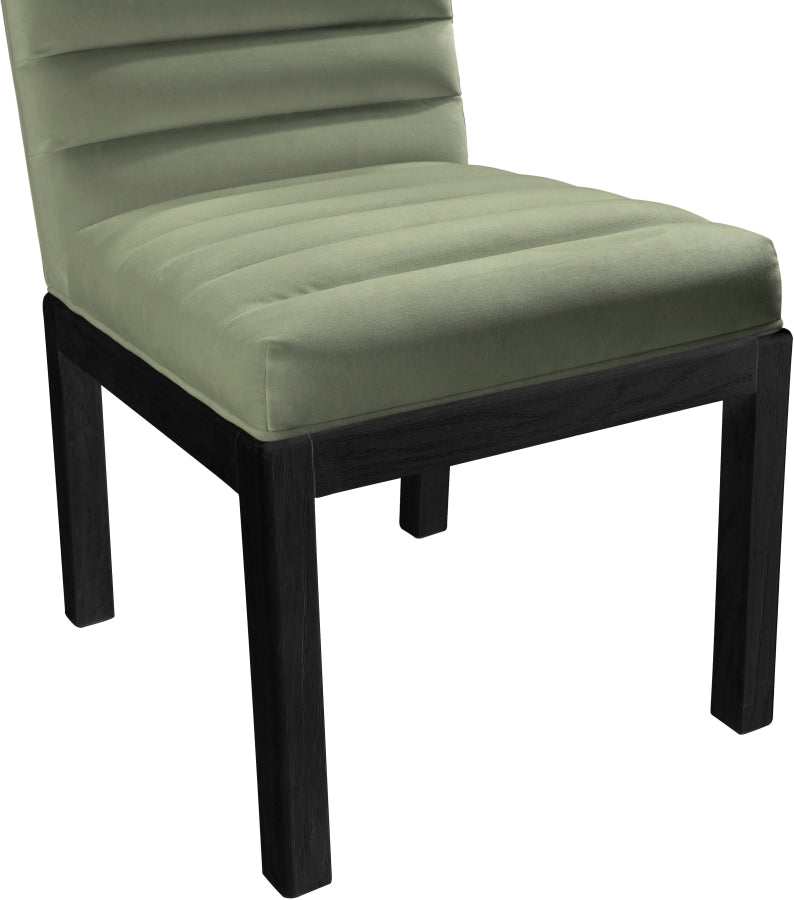 Evelyn Velvet Upholstered Accent Chair in Green from Meridian - Luna Furniture