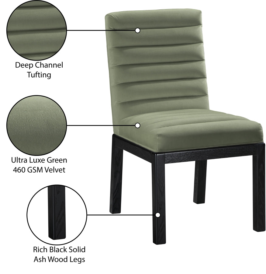 Evelyn Velvet Upholstered Accent Chair in Green from Meridian - Luna Furniture