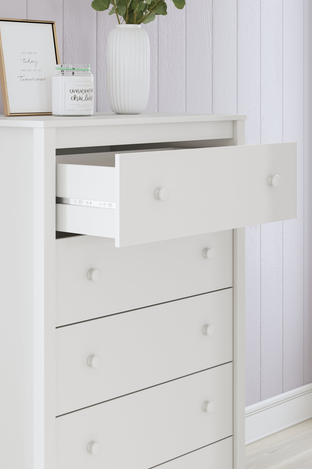 Hallityn Full Panel Headboard with Dresser, Chest and 2 Nightstands in White from Ashley - Luna Furniture