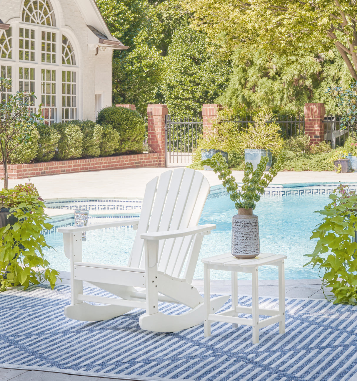 Sundown Treasure Outdoor Chair with End Table in White - PKG021088