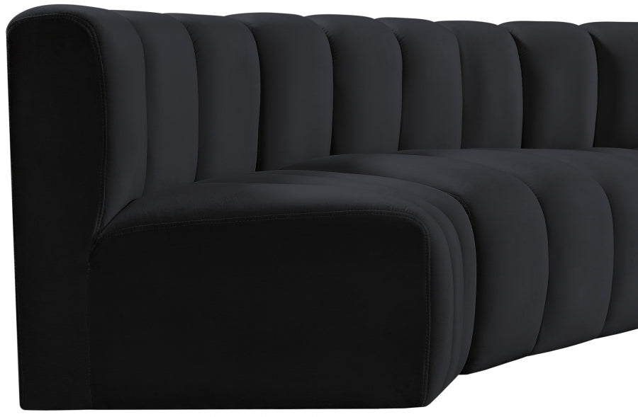 Arc Velvet 5pc. Sectional Black from Meridian - Luna Furniture