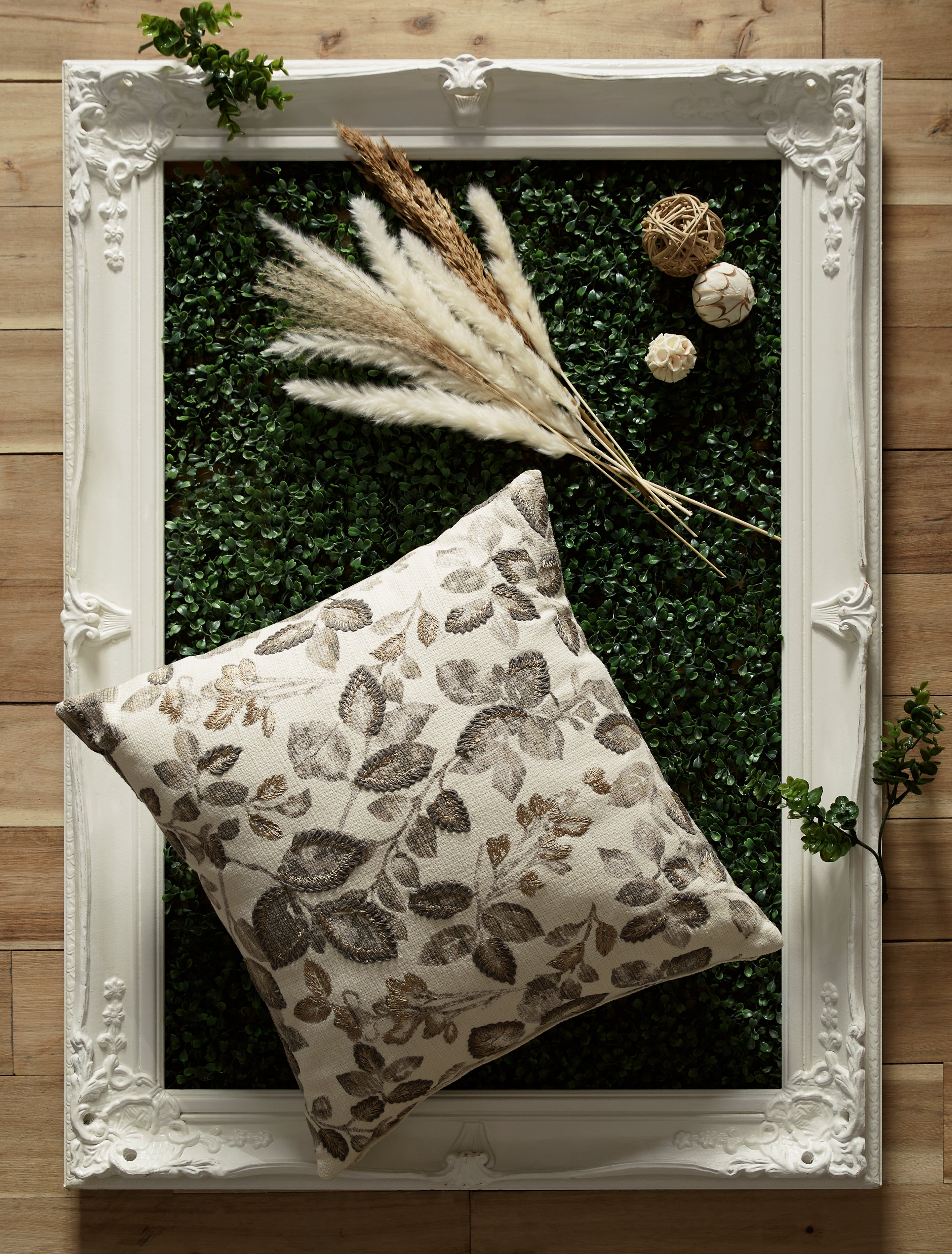 https://www.lunafurn.com/cdn/shop/products/holdenway-ivory-gray-taupe-pillow-a1000975p-luna-furniture-2.jpg?v=1683201927