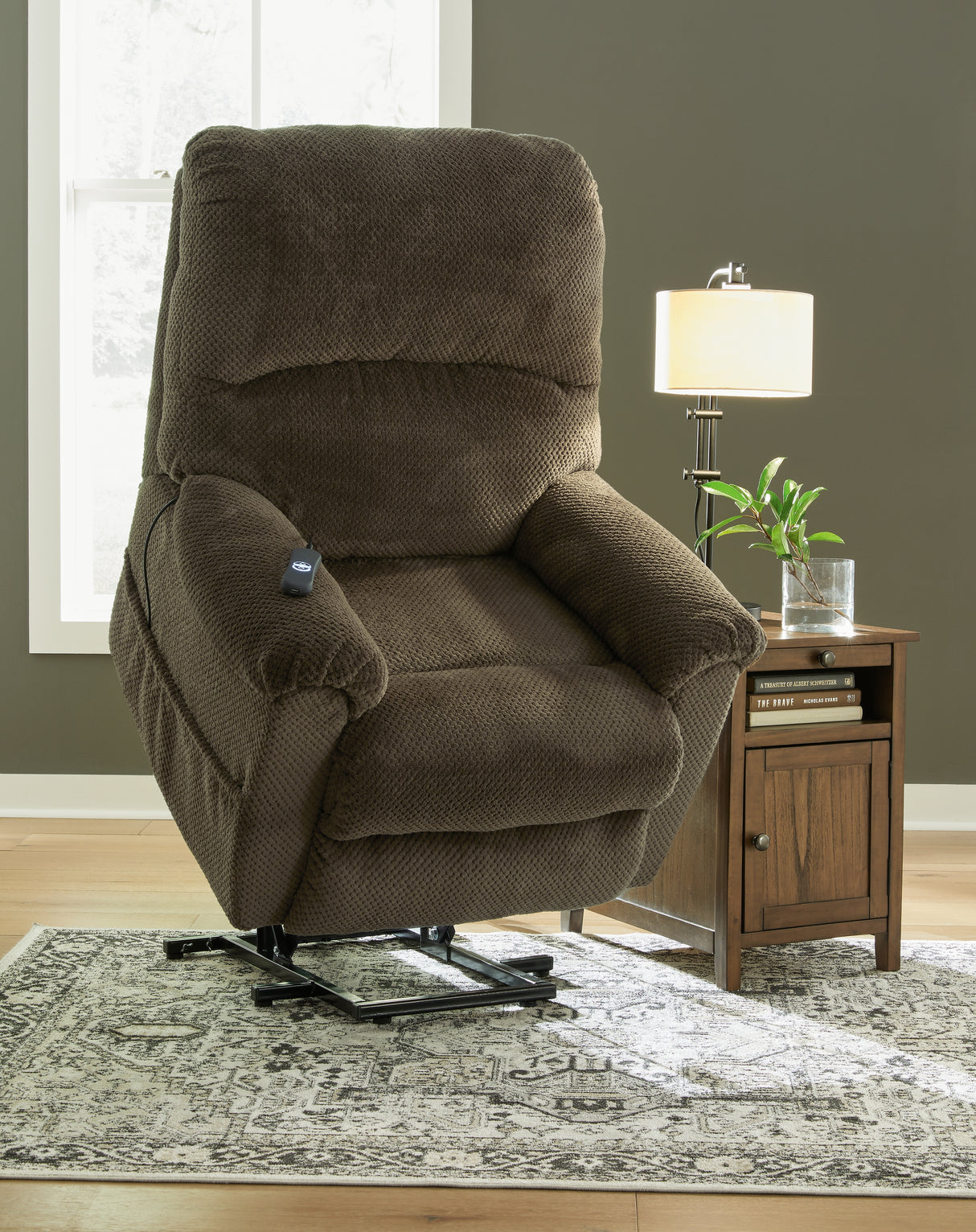 Shadowboxer Chocolate Power Lift Recliner - 4710212 - Luna Furniture